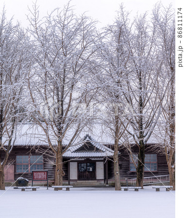 茨城県水戸市　茨城県立歴史館の雪景色 86811174