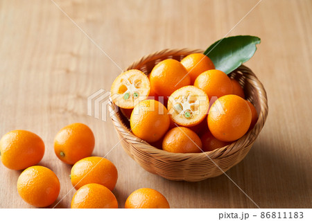 かごに盛られた金柑 86811183