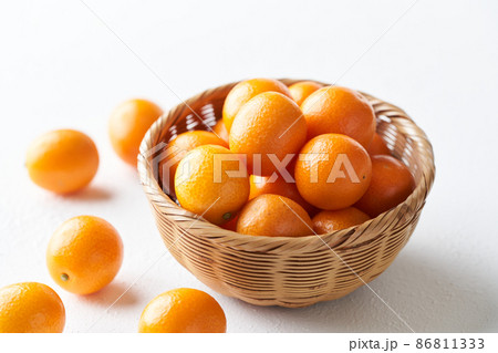 かごに盛られた金柑 かごに盛られた金柑 86811333
