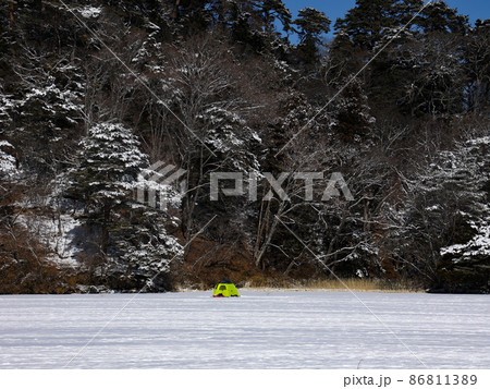 冬の松原湖　氷結した湖面でのワカサギ釣りの風景、長野県南佐久郡、小海町 86811389
