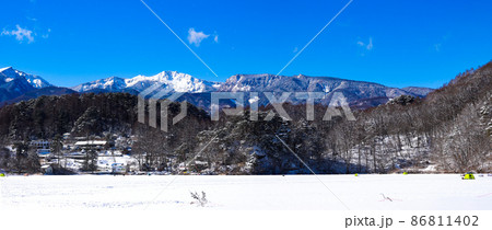 冬の松原湖　氷結した湖面と八ヶ岳連峰の風景、長野県南佐久郡、小海町 86811402