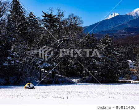 冬の松原湖　氷結した湖面でのワカサギ釣りの風景、長野県南佐久郡、小海町 86811406