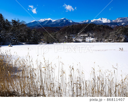 冬の松原湖　氷結した湖面と八ヶ岳連峰の風景、長野県南佐久郡、小海町 86811407