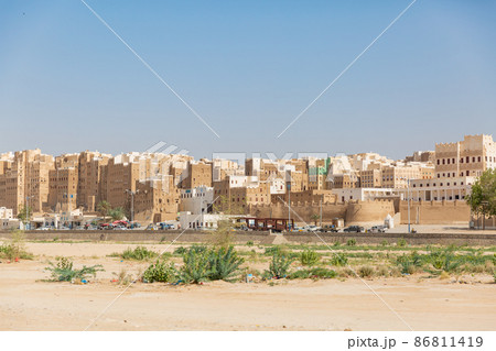 【イエメン】ハドラマウト、世界遺産シバーム・ハドラマウトの石造りの高層建築群 86811419