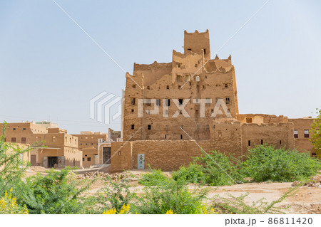 【イエメン】ハドラマウト、イエメンの伝統的な石造りの住居 86811420