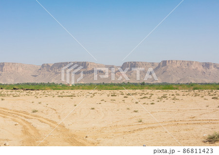 【イエメン】ハドラマウト、広大な砂漠と岩山、低木林のある風景 【イエメン】ハドラマウト、広大な砂漠と岩山、低木林のある風景 86811423