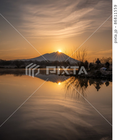 茨城県筑西市　母子島遊水池から望むダイヤモンド筑波山 86811559