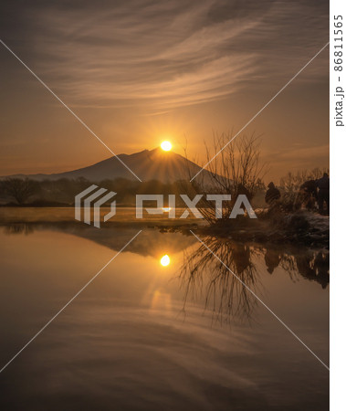 茨城県筑西市　母子島遊水池から望むダイヤモンド筑波山 86811565