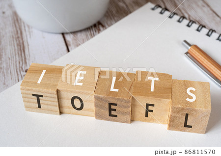 「IELTS」「TOEFL」と書かれた積み木、ペン、ノート、コーヒーカップ 「IELTS」「TOEFL」と書かれた積み木、ペン、ノート、コーヒーカップ 86811570