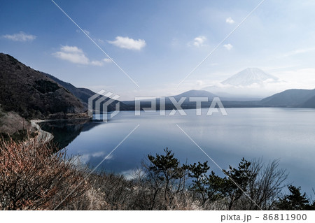 山梨県富士河口湖町の本栖湖 山梨県富士河口湖町の本栖湖 86811900