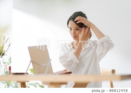 髪の毛を整える女性 20代 30代 髪の毛を整える女性 20代 30代 86812458