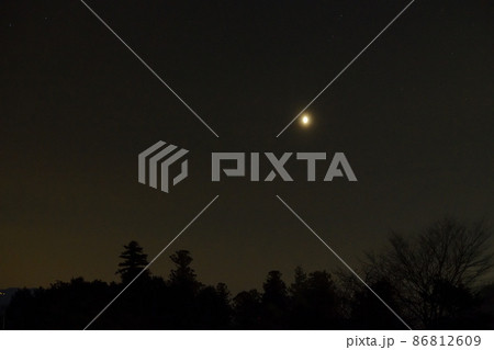 北杜市白州町、夜明けの空に昇った金星 86812609
