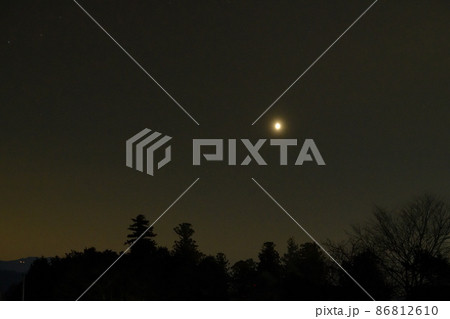 北杜市白州町、夜明けの空に昇った金星 86812610