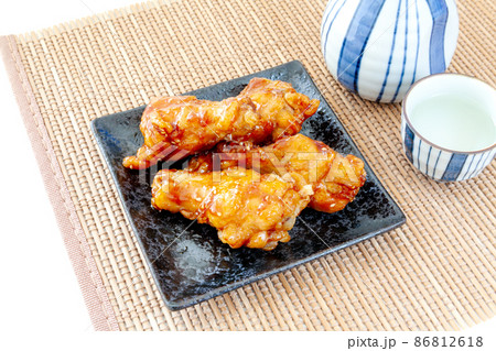 鶏手羽元の照り焼き、甘辛煮を肴にお酒を飲むイメージ 鶏手羽元の照り焼き、甘辛煮を肴にお酒を飲むイメージ 86812618