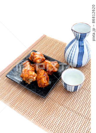 鶏手羽元の照り焼き、甘辛煮を肴にお酒を飲むイメージ 鶏手羽元の照り焼き、甘辛煮を肴にお酒を飲むイメージ 86812620