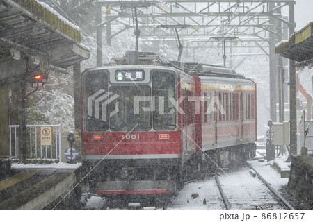 雪の箱根大平台駅【2022年冬】箱根登山電車1000形 86812657