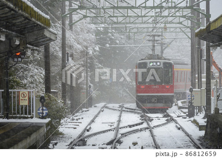 雪の箱根大平台駅【2022年冬】箱根登山電車1000形 86812659