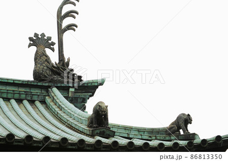 湯島聖堂の屋根には聖獣とシャチホコが陣取り、江戸時代から今でもこの地を守り続ける 86813350