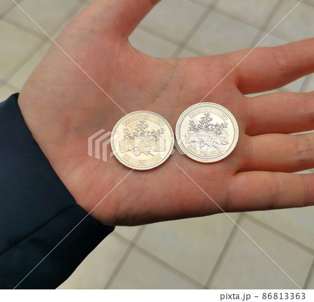手のひらにある500円玉 手のひらにある500円玉 86813363