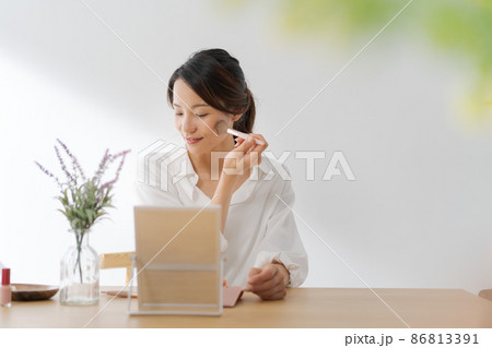 メイクをする女性 20代 30代 メイクをする女性 20代 30代 86813391