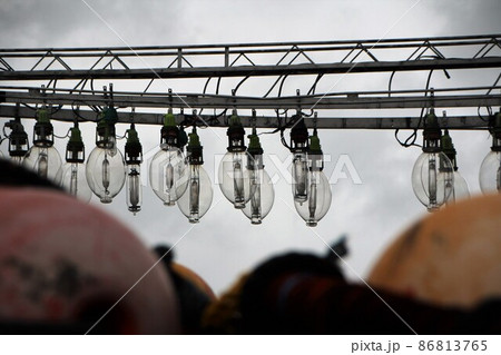 漁網の浮きと漁船の集魚灯 漁網の浮きと漁船の集魚灯 86813765