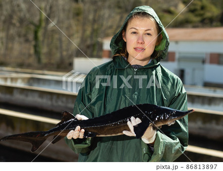 Female holding sturgeon fish Female holding sturgeon fish 86813897