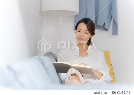 読書をする女性 読書をする女性 86814172