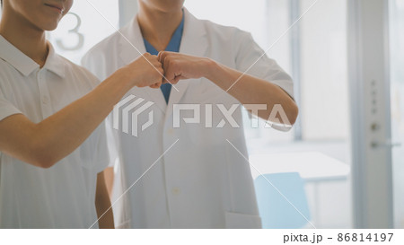 白衣の男性のグータッチ 86814197