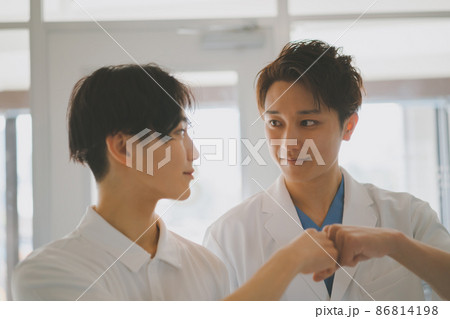 白衣の男性のグータッチ 白衣の男性のグータッチ 86814198