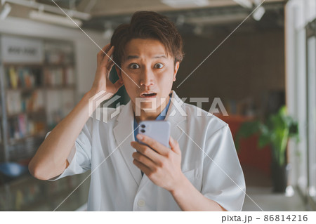医師とスマホ 86814216