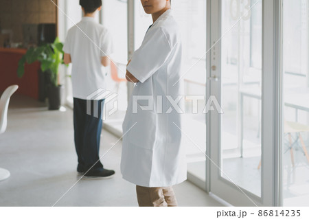 白衣の男性 86814235