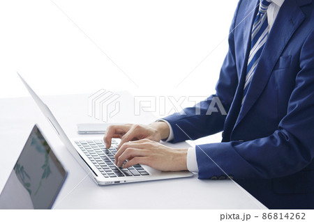 ビジネスマン　ノートパソコン　手元 86814262