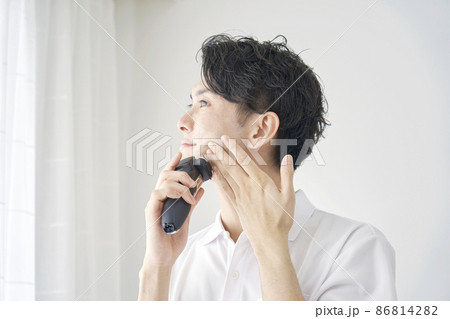 ビジネスマン　電気シェーバー　白背景 86814282