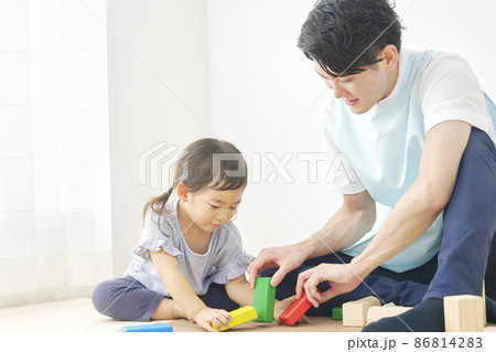 積み木で遊ぶ子供と保育士 86814283