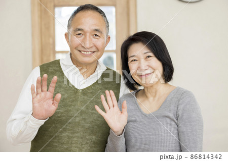 仲良く手を振るシニア夫婦 仲良く手を振るシニア夫婦 86814342