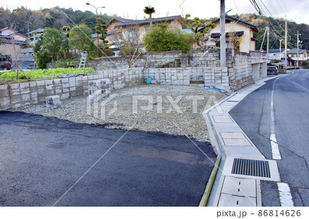 空き地をアスファルト舗装して駐車スペースを造る 空き地をアスファルト舗装して駐車スペースを造る 86814626