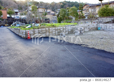 空き地をアスファルト舗装して駐車スペースを造る 86814627