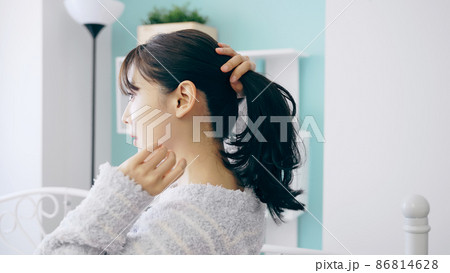 髪をまとめる女性 髪をまとめる女性 86814628