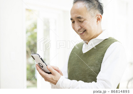 スマホを操作するシニア男性1人 スマホを操作するシニア男性1人 86814893