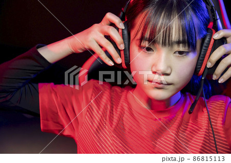 eスポーツイメージ ゲーミングヘッドセットを装着する女の子 eスポーツイメージ ゲーミングヘッドセットを装着する女の子 86815113