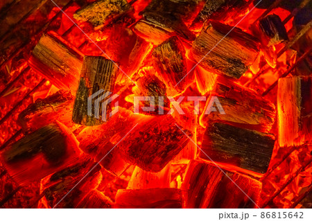 たき火　炭火　 Open-air fire at the campground 86815642