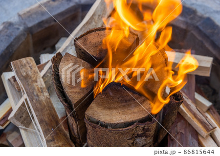 たき火　炭火　 Open-air fire at the campground 86815644