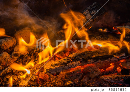 たき火　炭火　 Open-air fire at the campground 86815652