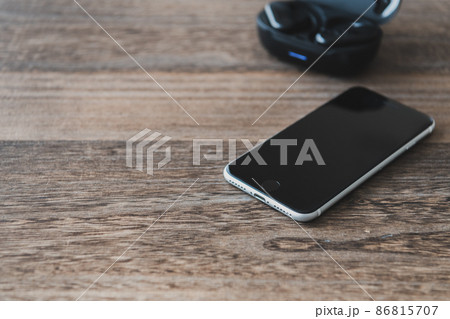 スマホ ワイヤレスイヤホン デジタルデバイス イメージ素材 86815707