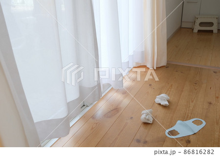 使用済みマスクと脱ぎ捨てられた靴下 使用済みマスクと脱ぎ捨てられた靴下 86816282