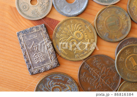 お金　日本円　現金　貨幣 86816384