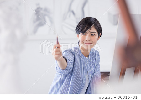 趣味　デッサンをする若い女性 86816781