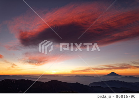 南アルプス・北岳山頂から見る朝焼け雲と富士山 南アルプス・北岳山頂から見る朝焼け雲と富士山 86816790