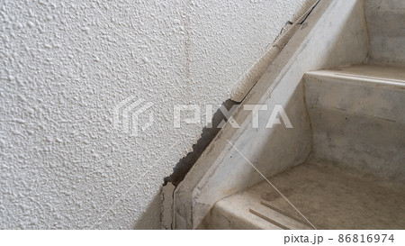 階段と外壁の目地の劣化。 86816974