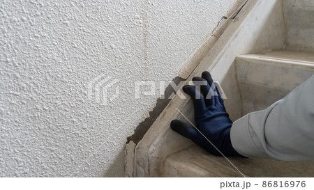 階段と壁を点検する作業員|目地の劣化 階段と壁を点検する作業員|目地の劣化 86816976